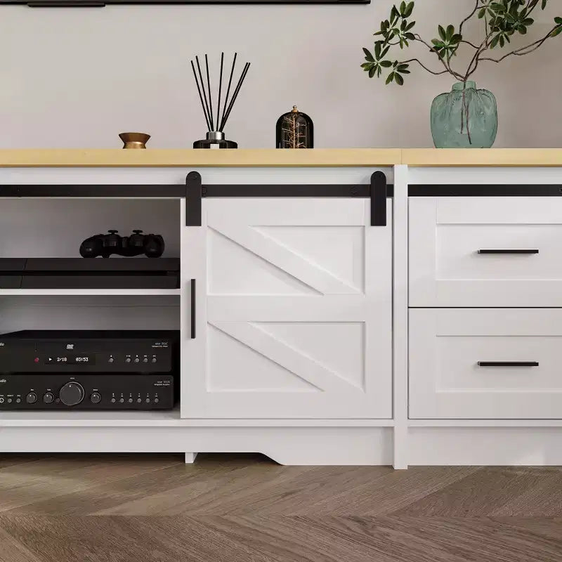 Meuble TV de style ferme moderne avec portes coulissantes à motif de croix et grand espace de rangement – Idéal pour l'organisation et la décoration du salon