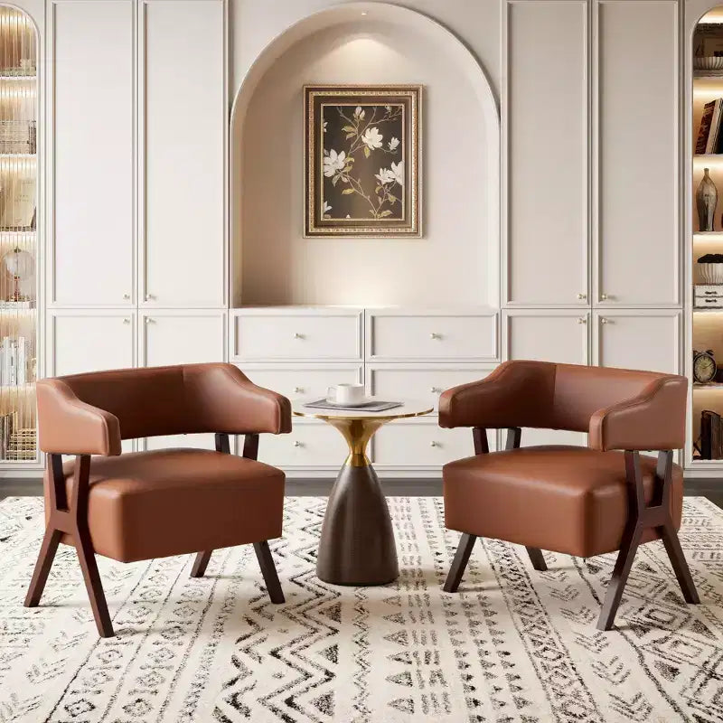 Fauteuil d'appoint rembourré du milieu du siècle avec assise en similicuir et cadre en bois massif