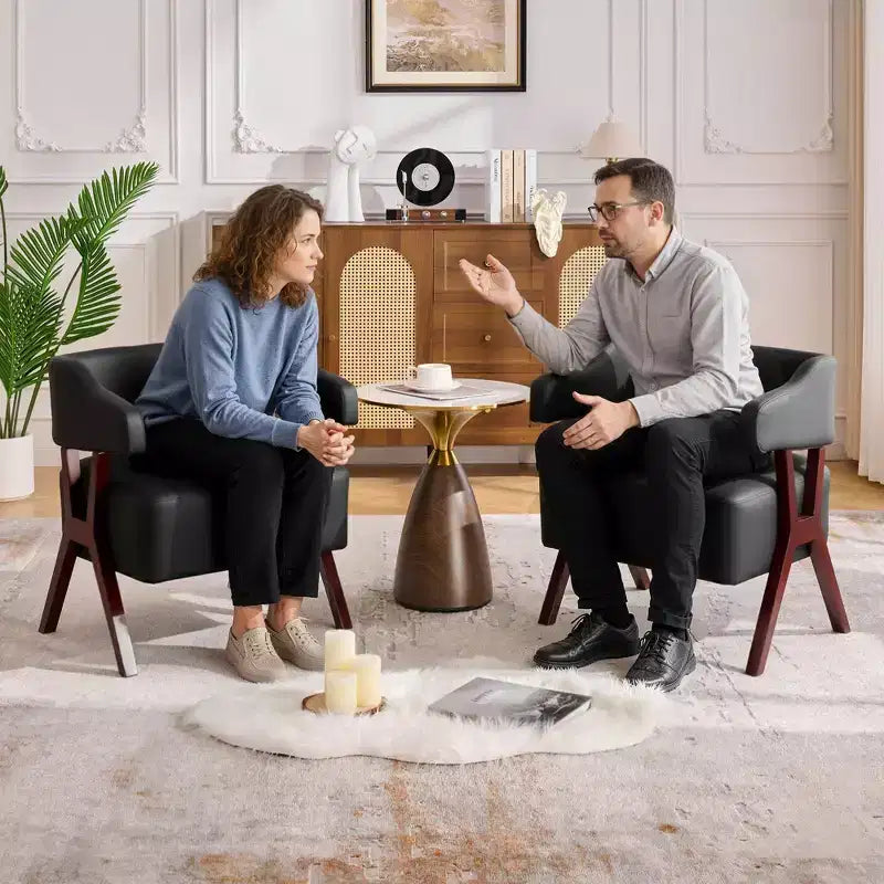 Fauteuil d'appoint rembourré du milieu du siècle avec assise en similicuir et cadre en bois massif