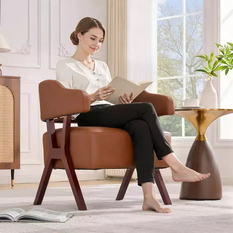 Fauteuil d'appoint rembourré du milieu du siècle avec assise en similicuir et cadre en bois massif